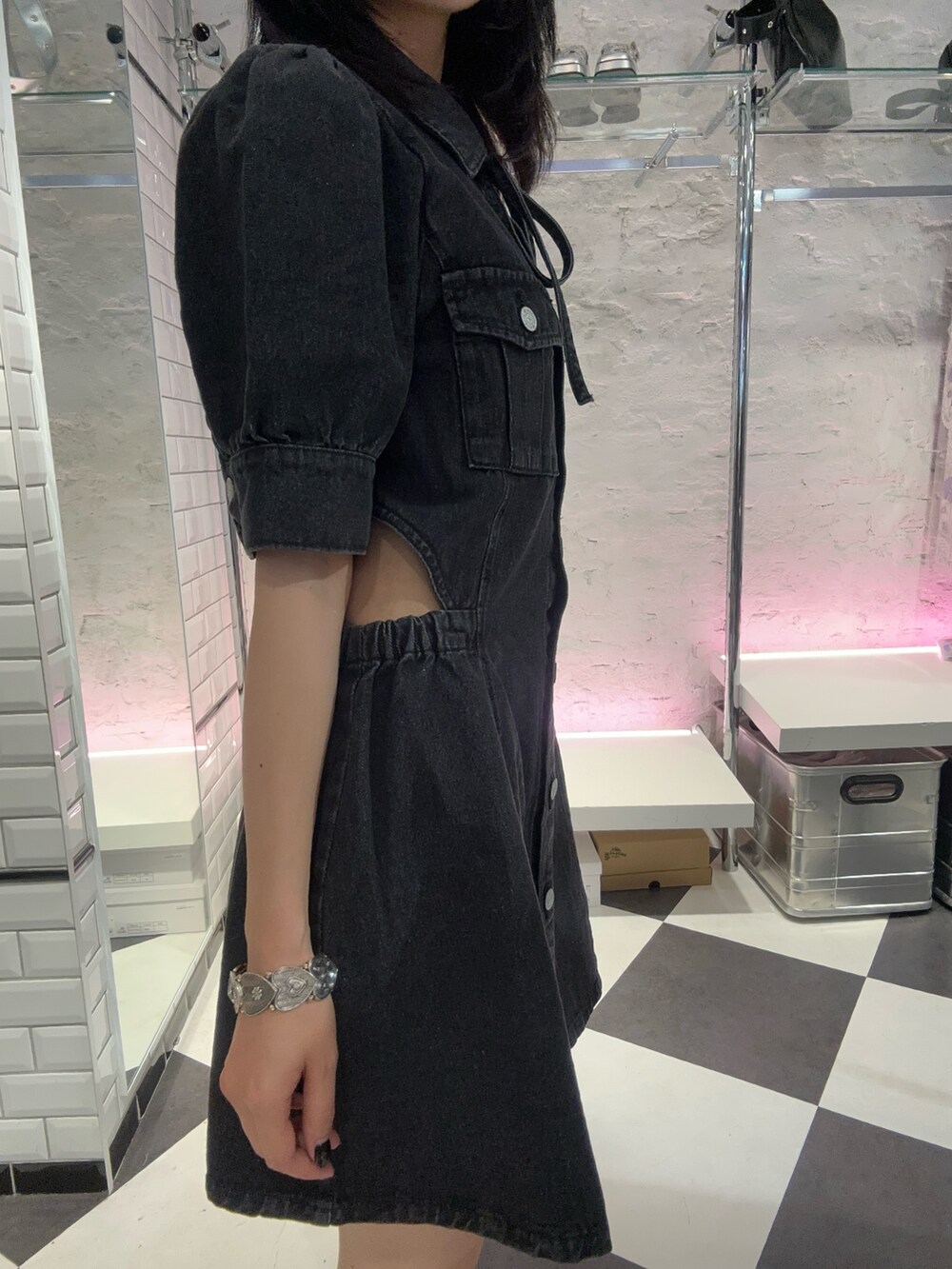 ブラック系のワンピースを着用したレディースの夏コーディネートの3枚目の写真