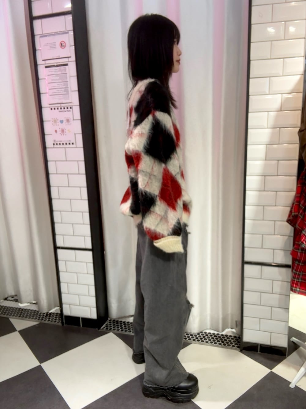 ホワイト系のカーディガン/ボレロ、ブラック系のブーツを着用したレディースの秋コーディネートの2枚目の写真