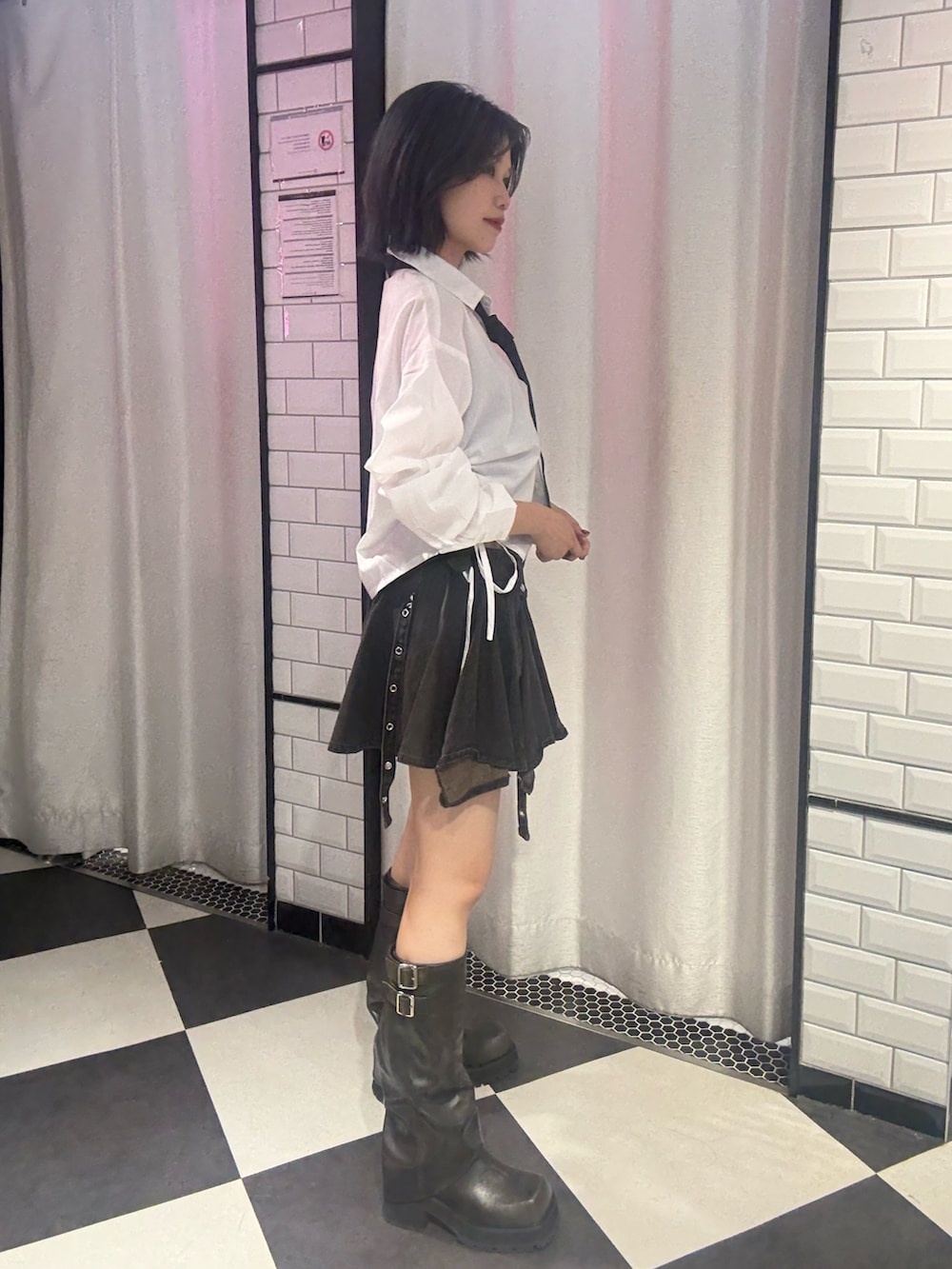 「ライブコーデ、ライブ、ミニスカート、厚底シューズ、秋服準備はじめました、テーマパークコーデ、初秋コーデ、デニム、ブラック、jouetie、jouetiefashionista、ジュエティ、骨格ナチュラル、ブルベ冬」｜「jouetieのギャザーネクタイシャツ（シャツ/ブラウス、ホワイト系）」を使った、MIYUさん（骨格ナチュラル・レディース・163cm）の夏コーディネートの3枚目の写真