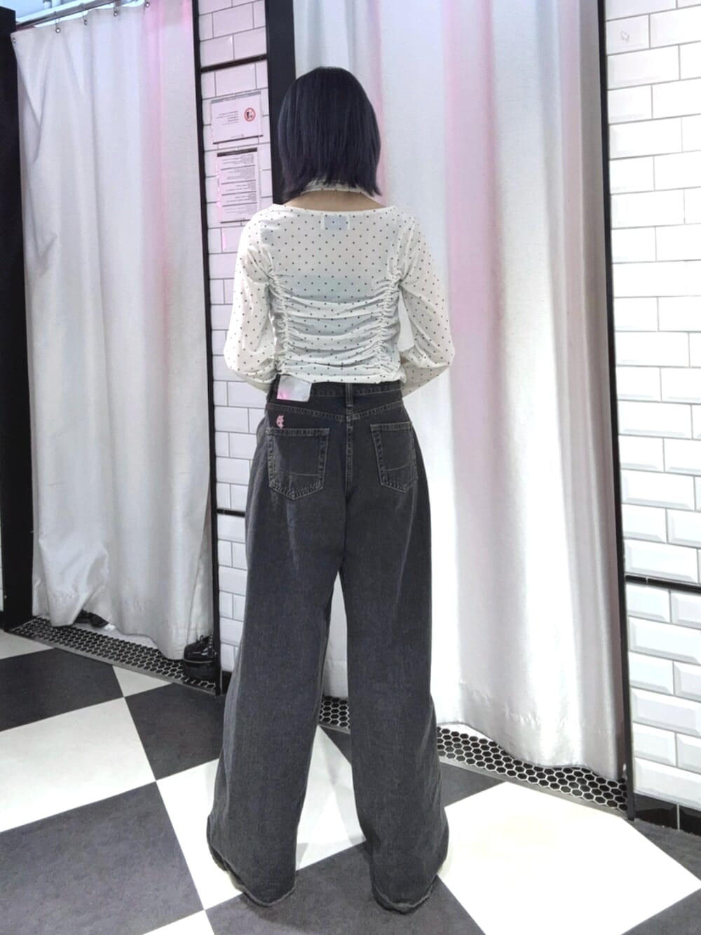 ホワイト系のTシャツ/カットソー、ブラック系のデニムパンツを着用したレディースの秋コーディネートの3枚目の写真