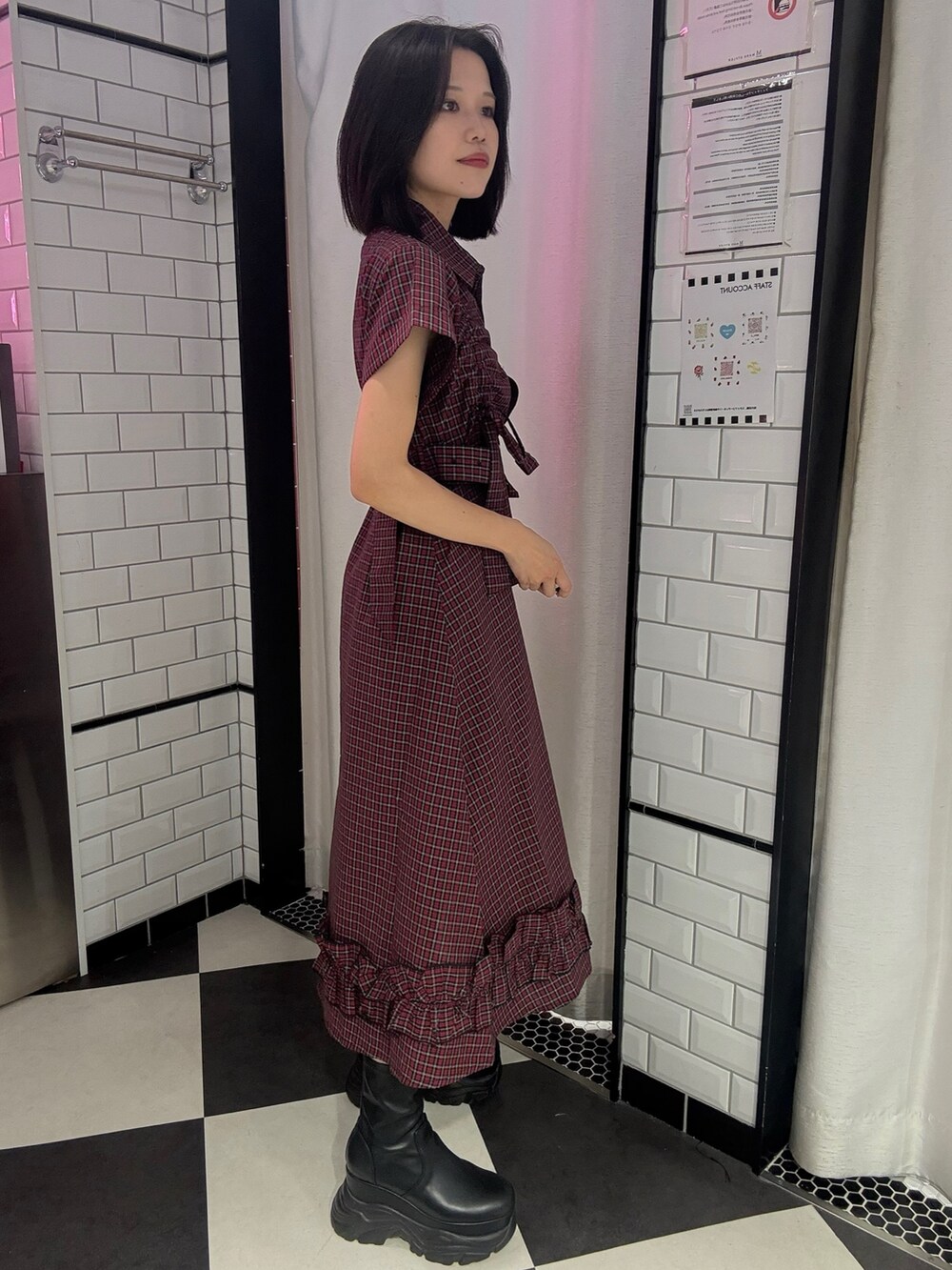 レッド系のワンピースを着用したレディースの夏コーディネートの2枚目の写真