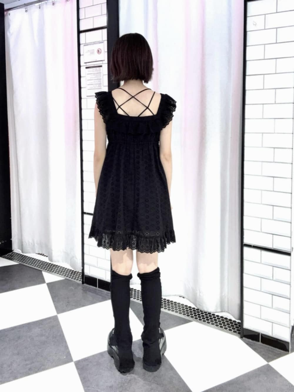 ブラック系のワンピース、ブラック系のローファーを着用したレディースの夏コーディネートの3枚目の写真