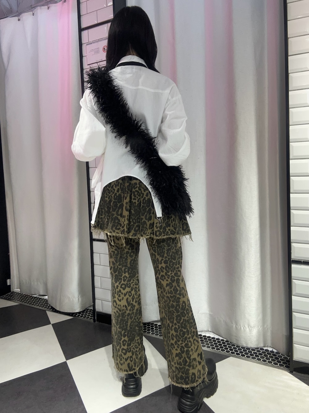 ホワイト系のシャツ/ブラウス、ブラック系のショルダーバッグ、ブラウン系のその他パンツを着用したレディースの秋コーディネートの3枚目の写真