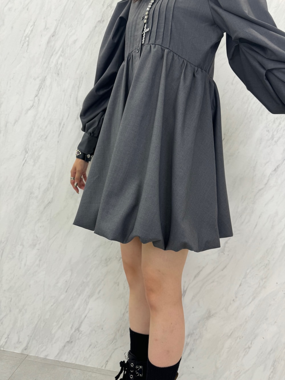 グレー系のワンピースを着用したレディースの秋コーディネートの5枚目の写真