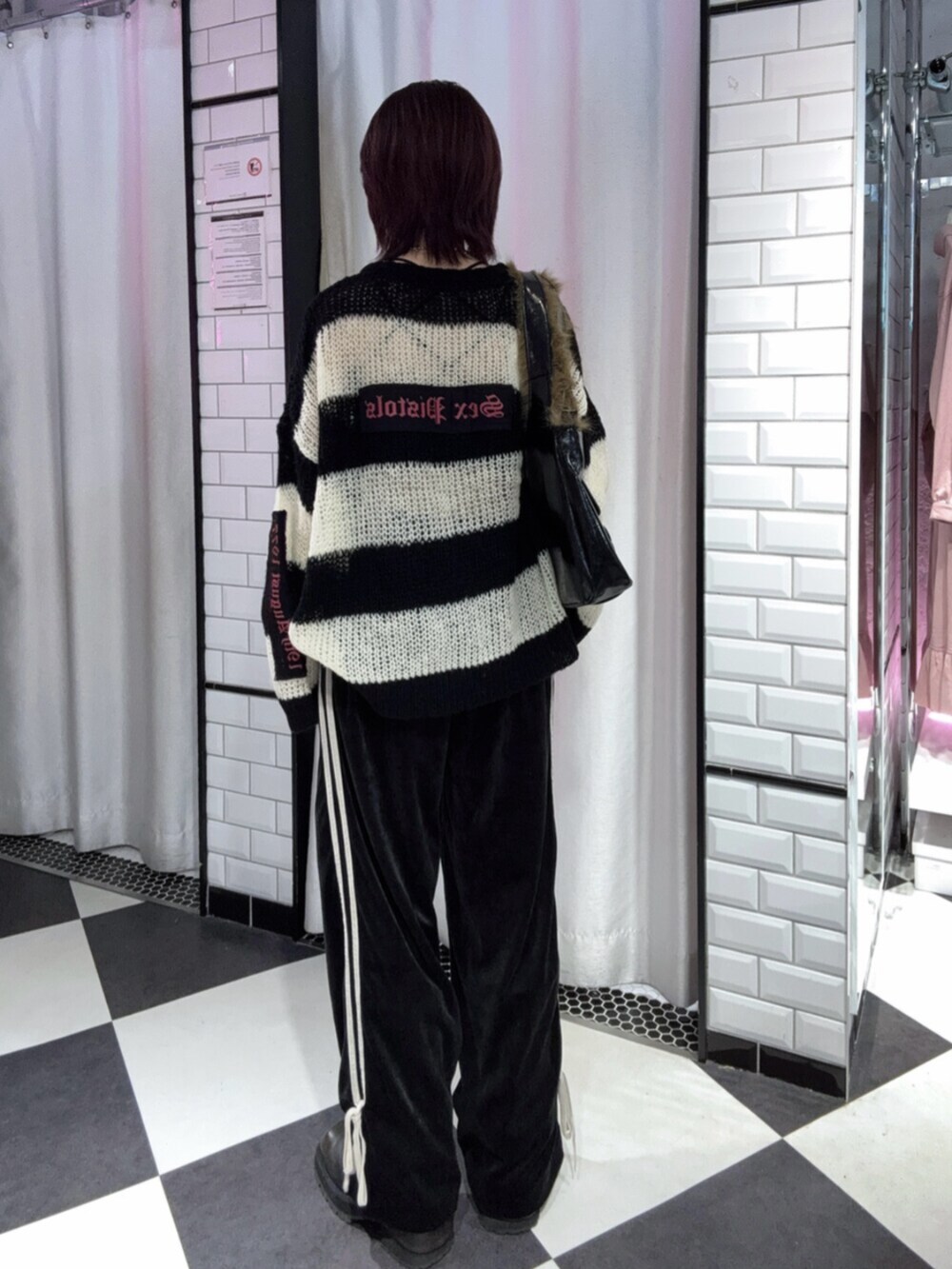 その他のニット/セーター、ブラック系のその他パンツ、ブラック系のハンドバッグを着用したレディースの秋コーディネートの3枚目の写真