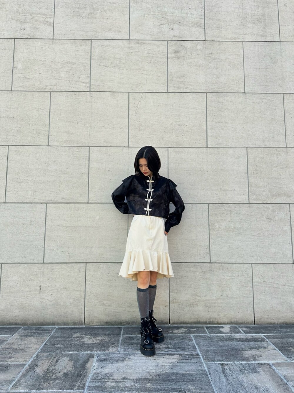 ブラック系のシャツ/ブラウス、ホワイト系のスカートを着用したレディースの春コーディネートの2枚目の写真