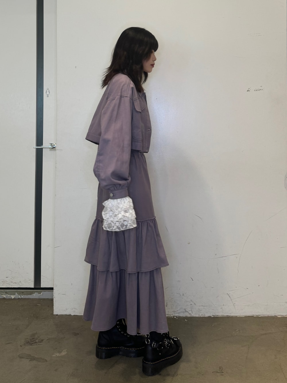 パープル系のワンピース、ホワイト系のTシャツ/カットソーを着用したレディースの秋コーディネートの2枚目の写真