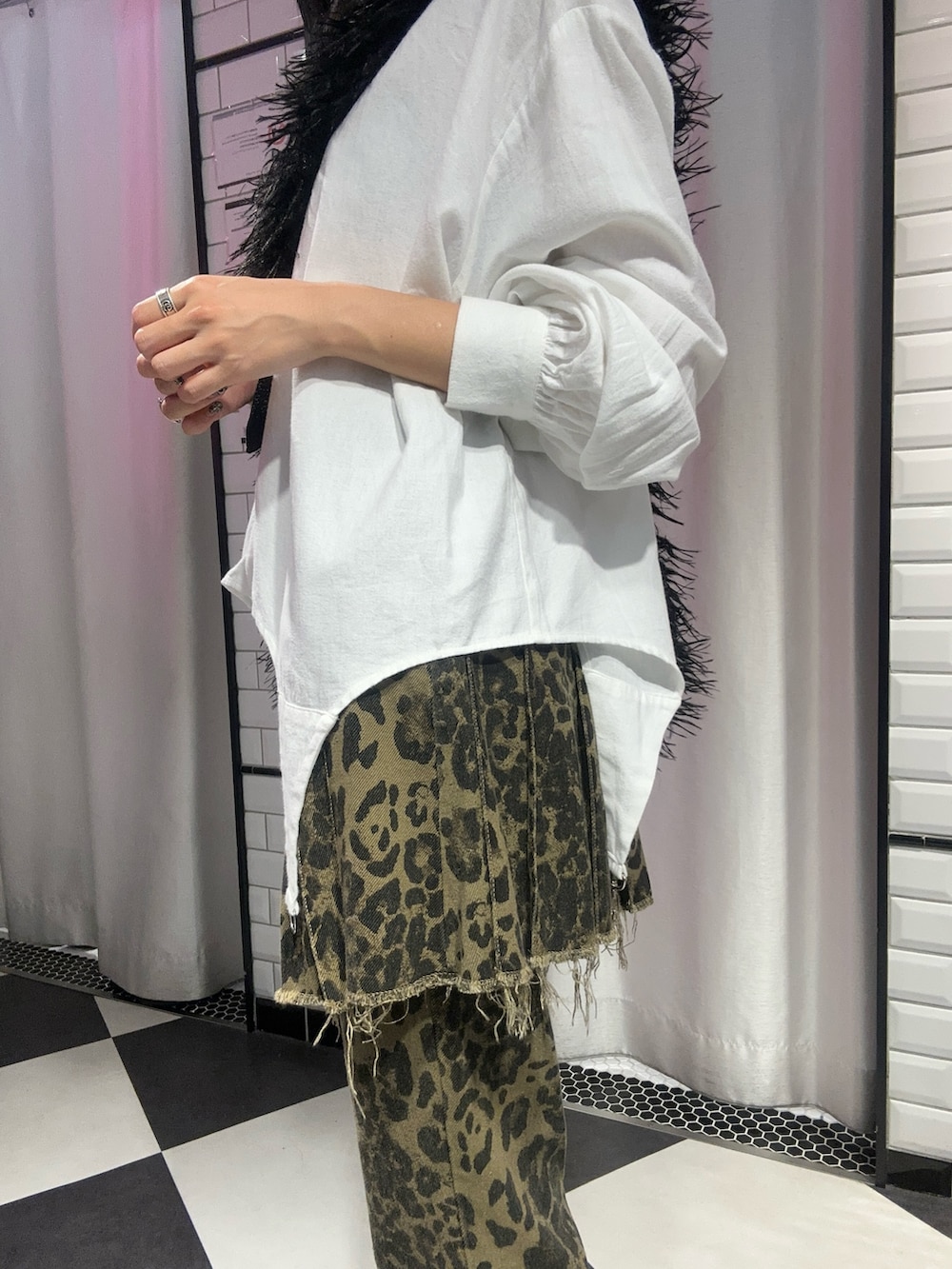 ホワイト系のシャツ/ブラウス、ブラック系のショルダーバッグ、ブラウン系のその他パンツを着用したレディースの秋コーディネートの4枚目の写真