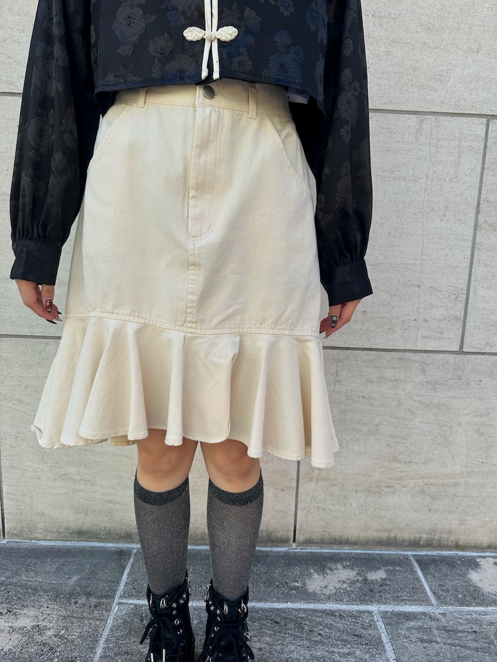 ブラック系のシャツ/ブラウス、ホワイト系のスカートを着用したレディースの春コーディネートの4枚目の写真