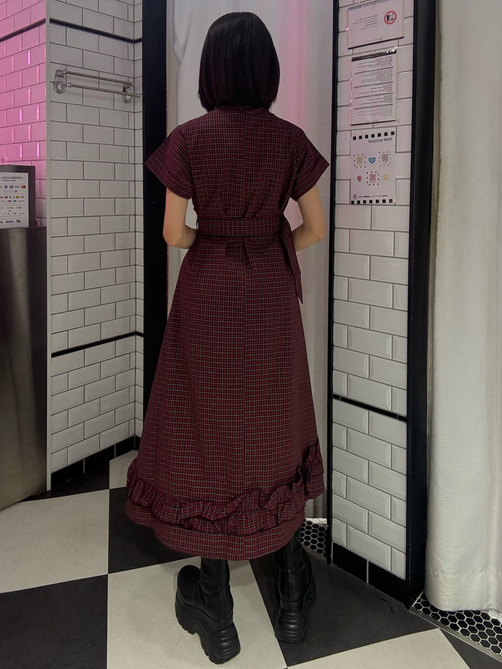 レッド系のワンピースを着用したレディースの夏コーディネートの3枚目の写真