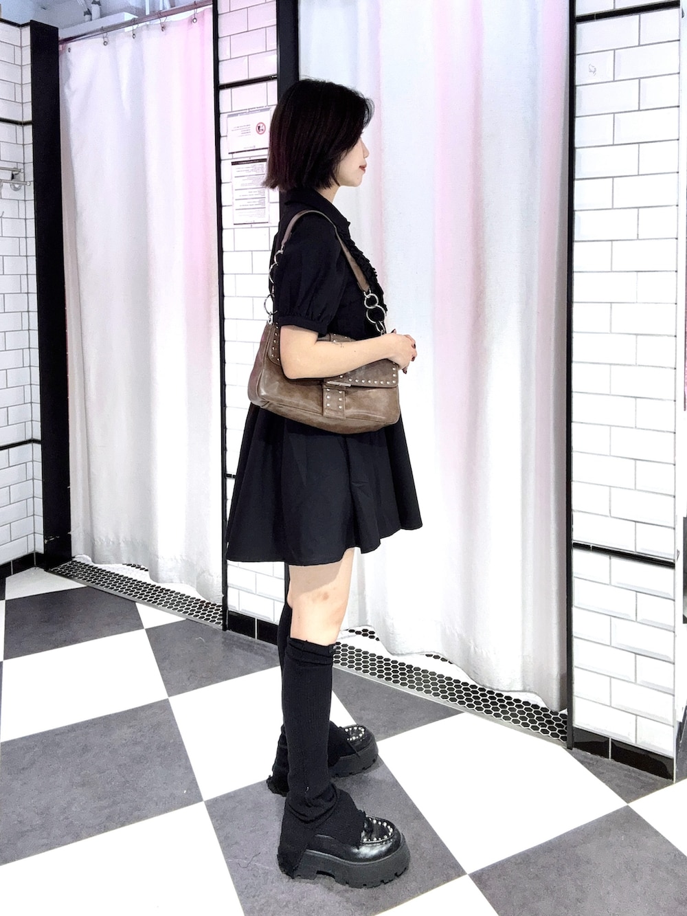 ブラック系のワンピース、ブラック系のローファーを着用したレディースの夏コーディネートの2枚目の写真