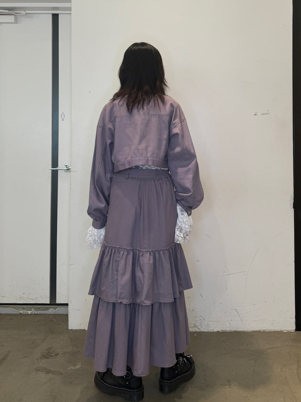 パープル系のワンピース、ホワイト系のTシャツ/カットソーを着用したレディースの秋コーディネートの3枚目の写真