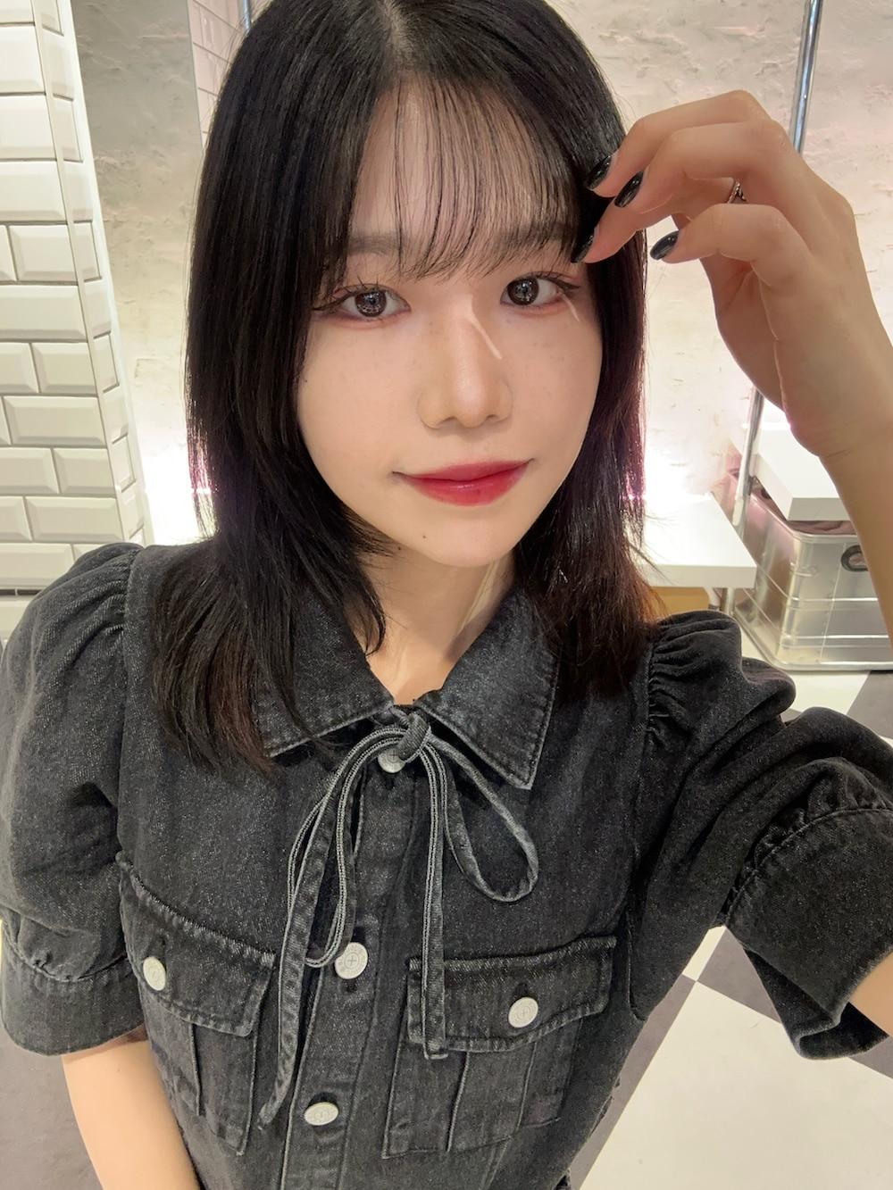 ブラック系のワンピースを着用したレディースの夏コーディネートの6枚目の写真