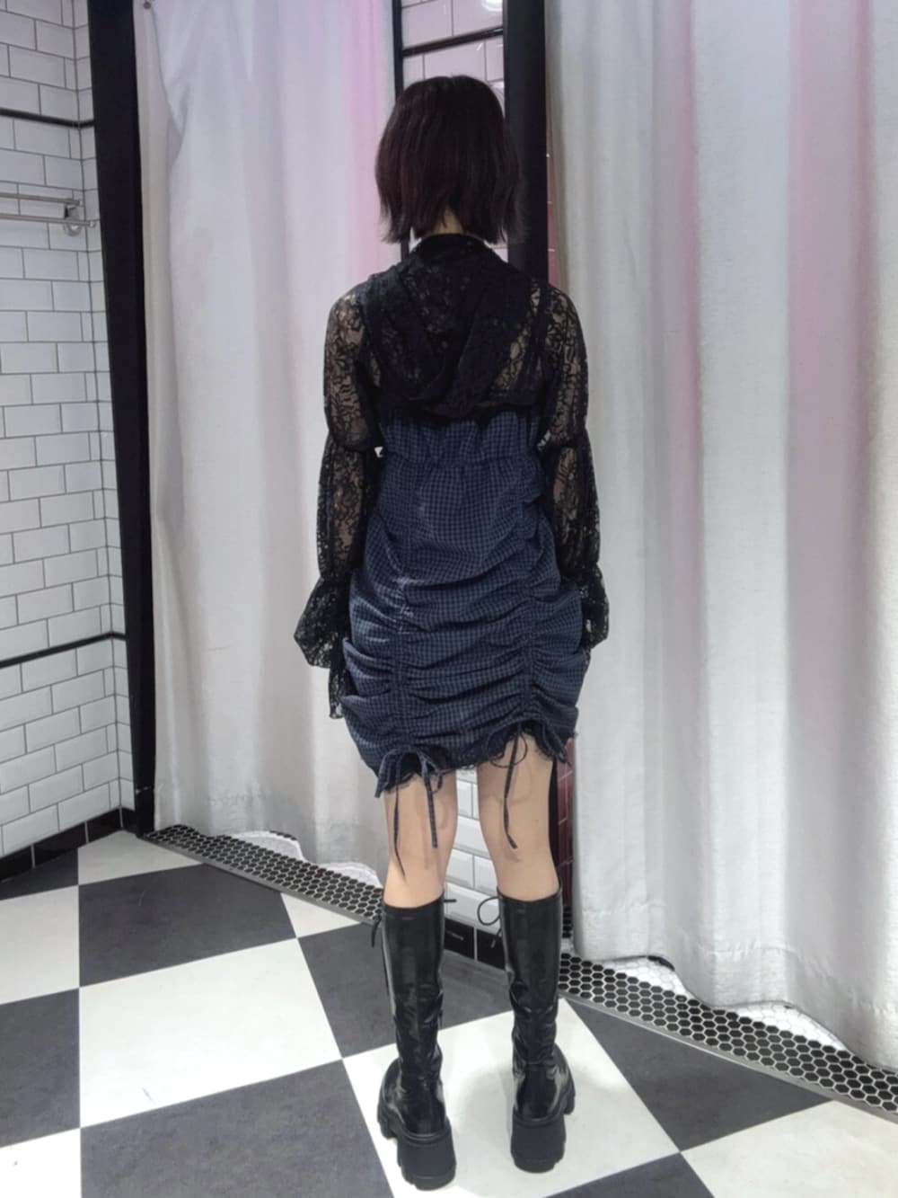 ブルー系のワンピース、ブラック系のカーディガン/ボレロを着用したレディースの春コーディネートの3枚目の写真