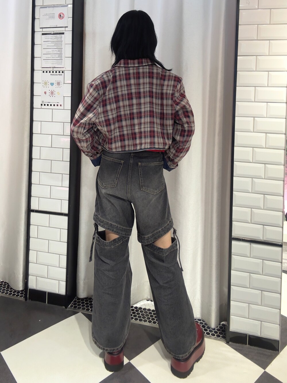 ブルー系のテーラードジャケット、レッド系のニット/セーター、ブラック系のデニムパンツを着用したレディースの秋コーディネートの6枚目の写真