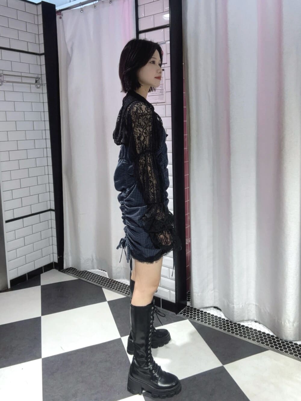 ブルー系のワンピース、ブラック系のカーディガン/ボレロを着用したレディースの春コーディネートの2枚目の写真