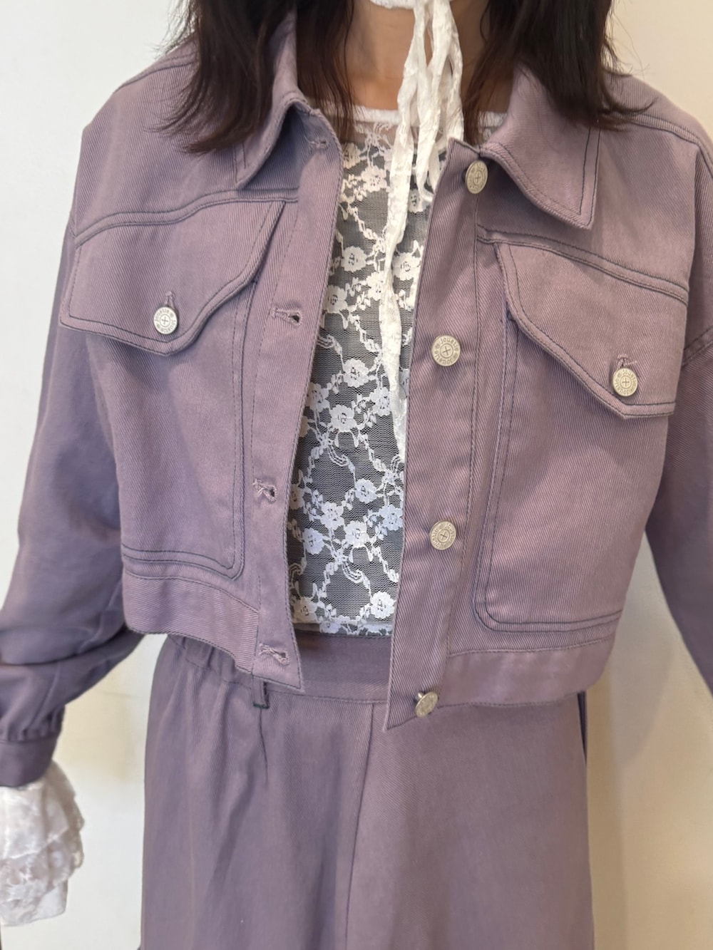 パープル系のワンピース、ホワイト系のTシャツ/カットソーを着用したレディースの秋コーディネートの5枚目の写真