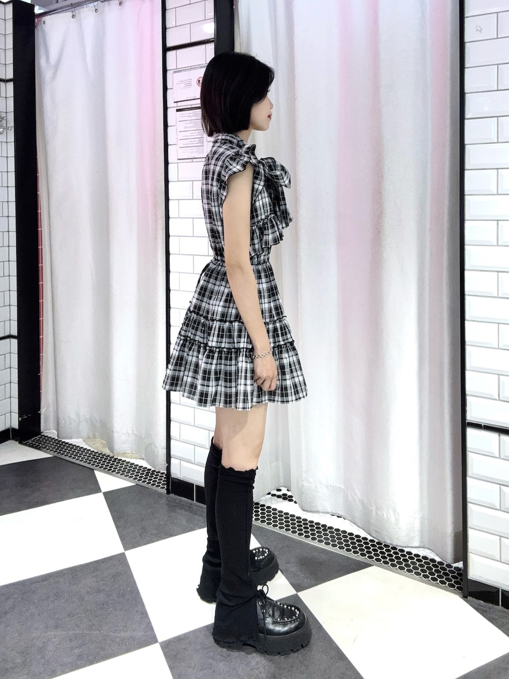 ブラック系のワンピース、ブラック系のローファーを着用したレディースの夏コーディネートの2枚目の写真