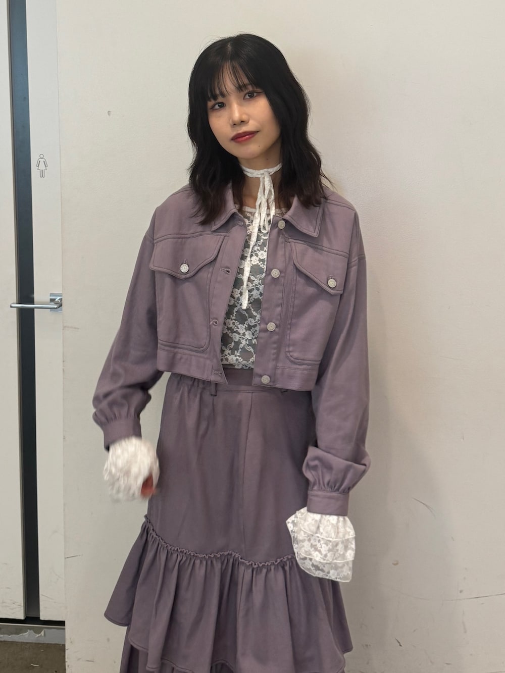 パープル系のワンピース、ホワイト系のTシャツ/カットソーを着用したレディースの秋コーディネートの4枚目の写真