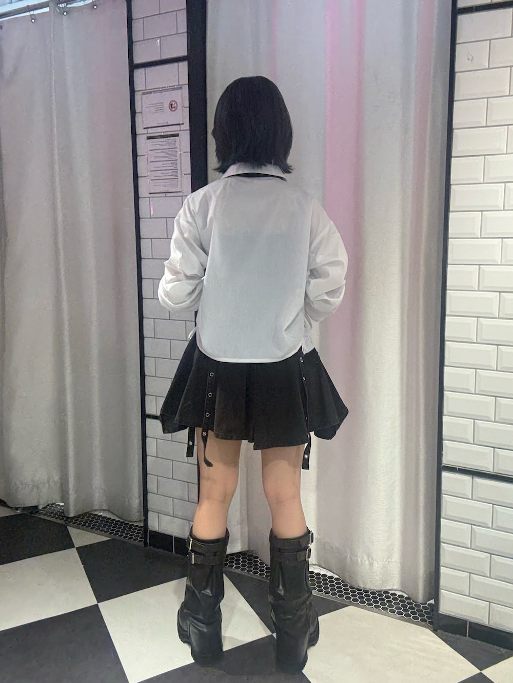 「ライブコーデ、ライブ、ミニスカート、厚底シューズ、秋服準備はじめました、テーマパークコーデ、初秋コーデ、デニム、ブラック、jouetie、jouetiefashionista、ジュエティ、骨格ナチュラル、ブルベ冬」｜「jouetieのギャザーネクタイシャツ（シャツ/ブラウス、ホワイト系）」を使った、MIYUさん（骨格ナチュラル・レディース・163cm）の夏コーディネートの2枚目の写真