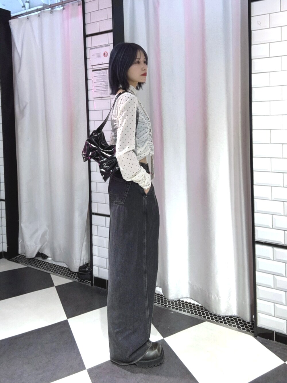 ホワイト系のTシャツ/カットソー、ブラック系のデニムパンツを着用したレディースの秋コーディネートの2枚目の写真