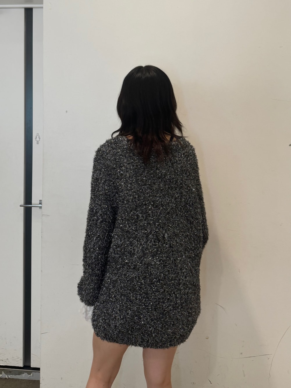 ブラック系のカーディガン/ボレロ、ホワイト系のTシャツ/カットソーを着用したレディースの夏コーディネートの5枚目の写真