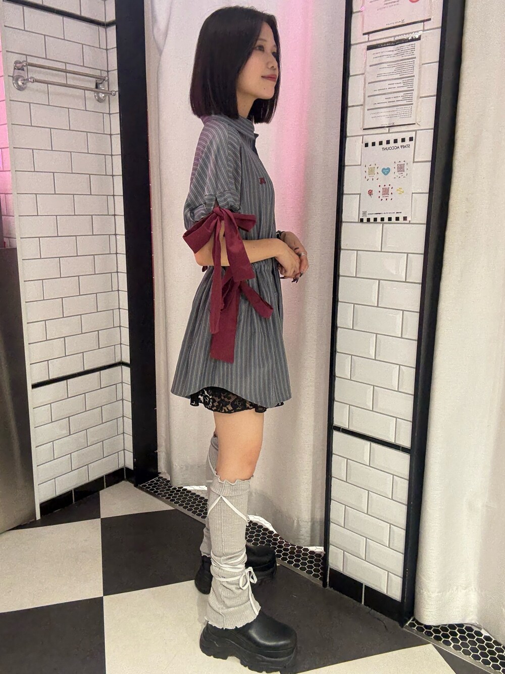 グレー系のシャツ/ブラウスを着用したレディースの夏コーディネートの2枚目の写真