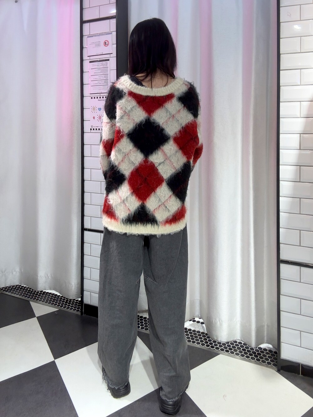 ホワイト系のカーディガン/ボレロ、ブラック系のブーツを着用したレディースの秋コーディネートの3枚目の写真