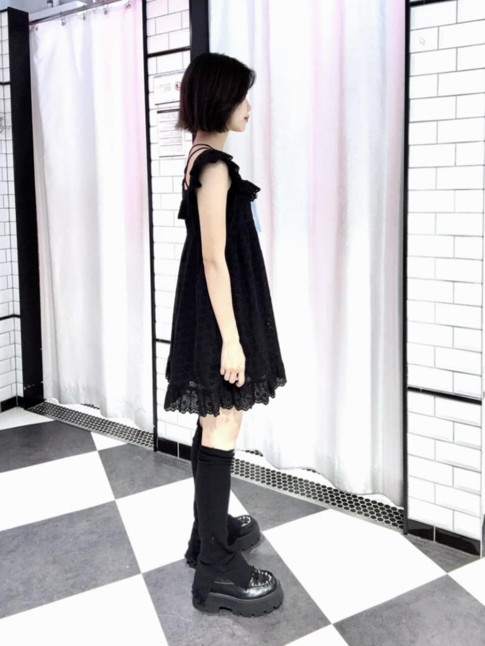 ブラック系のワンピース、ブラック系のローファーを着用したレディースの夏コーディネートの2枚目の写真