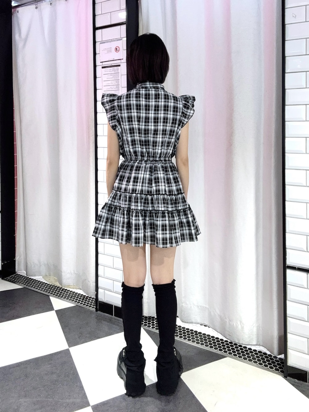 ブラック系のワンピース、ブラック系のローファーを着用したレディースの夏コーディネートの3枚目の写真