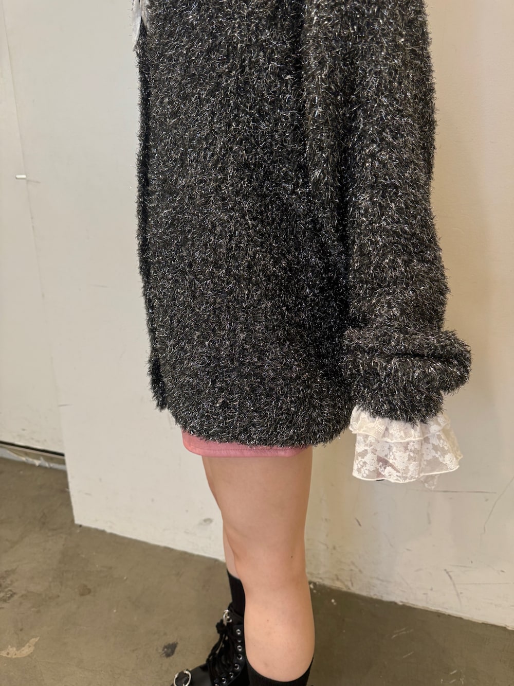 ブラック系のカーディガン/ボレロ、ホワイト系のTシャツ/カットソーを着用したレディースの夏コーディネートの7枚目の写真