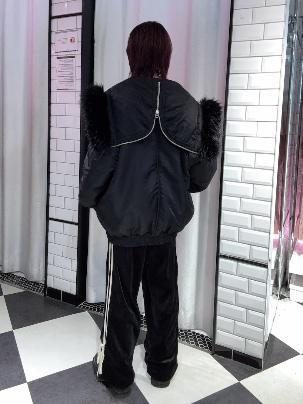 ブラック系のブルゾン、ブラック系のニット/セーター、ブラック系のその他パンツを着用したレディースの秋コーディネートの3枚目の写真