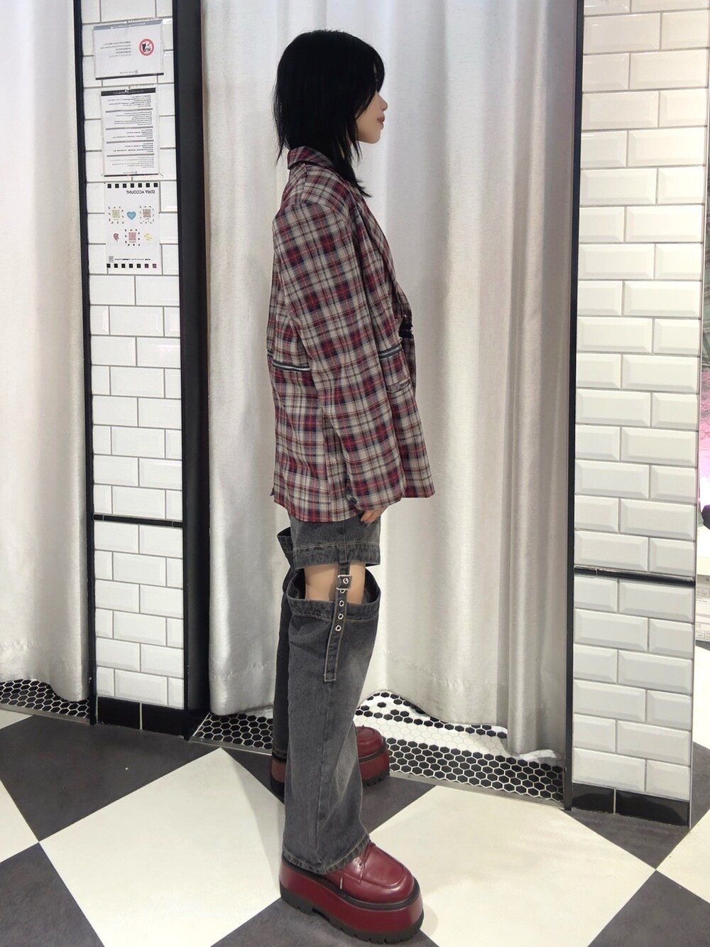 ブルー系のテーラードジャケット、レッド系のニット/セーター、ブラック系のデニムパンツを着用したレディースの秋コーディネートの4枚目の写真