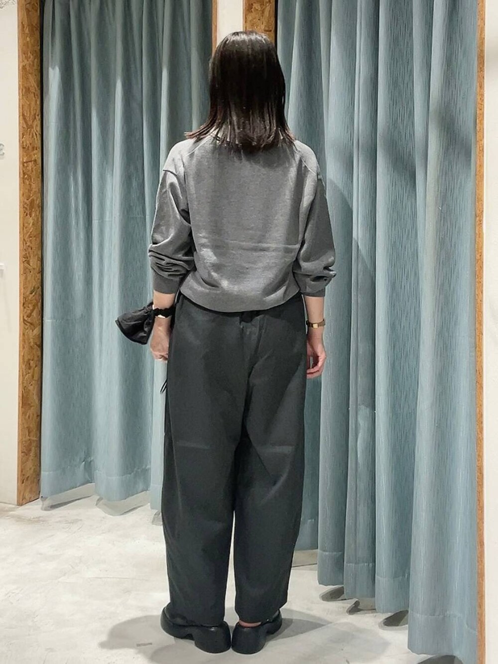 ブラック系のサンダル、グレー系のその他パンツ、グレー系のニット/セーターを着用したレディースの秋コーディネートの3枚目の写真