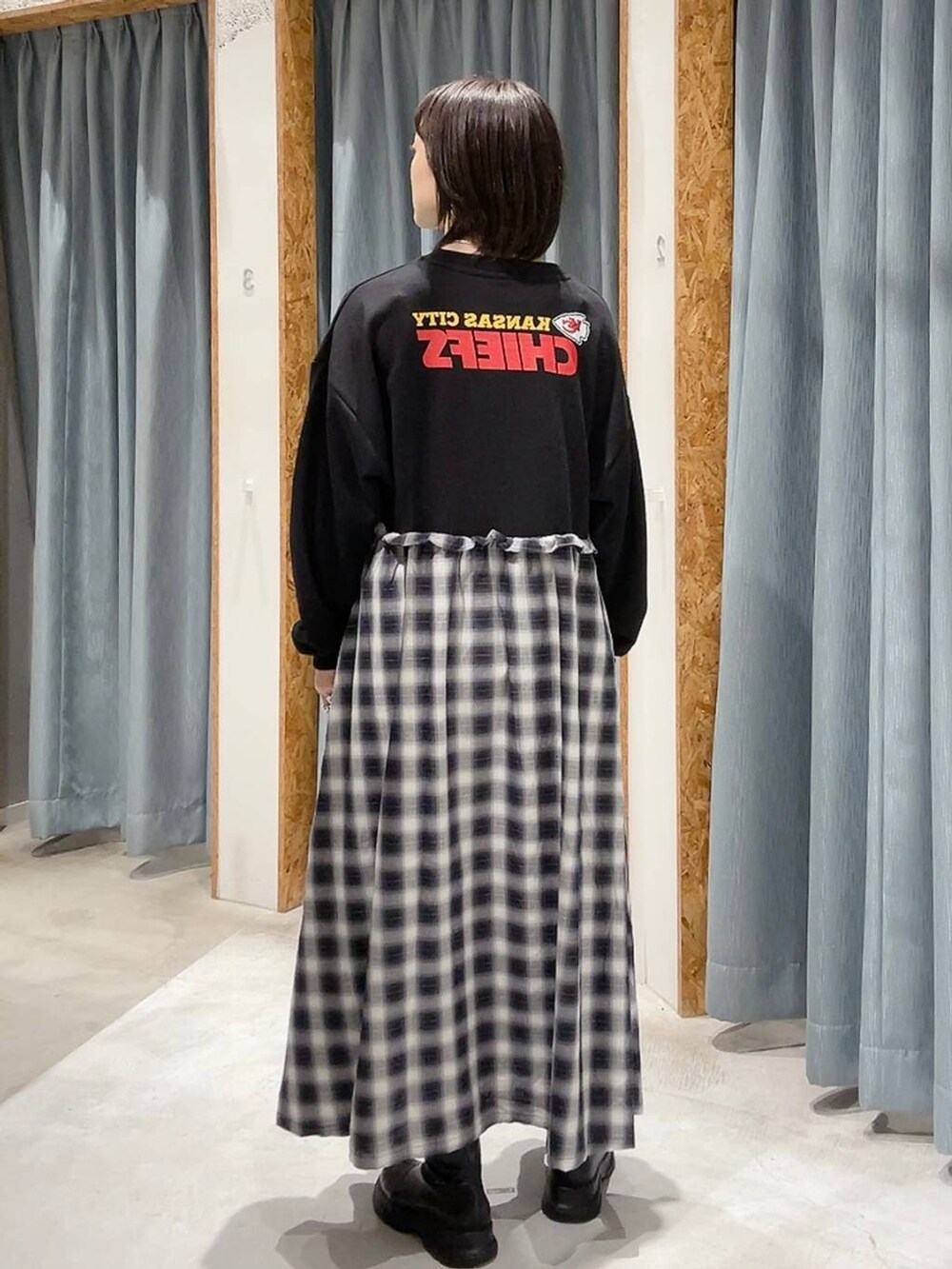 ブラック系のブーツ、ブラック系のワンピースを着用したレディースの秋コーディネートの3枚目の写真