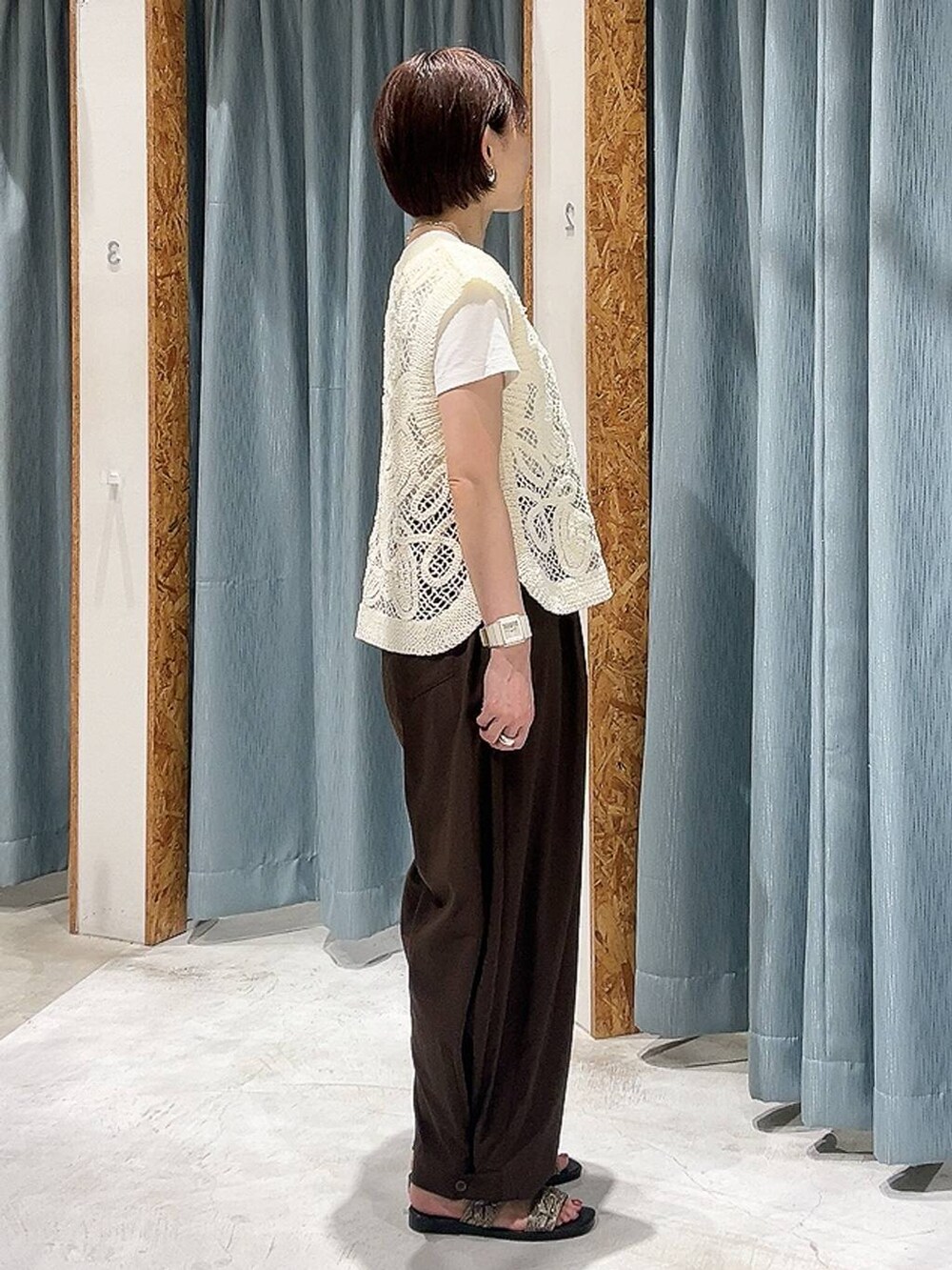 ホワイト系のベスト、ブラウン系のその他パンツ、ホワイト系のTシャツ/カットソーを着用したレディースの夏コーディネートの3枚目の写真