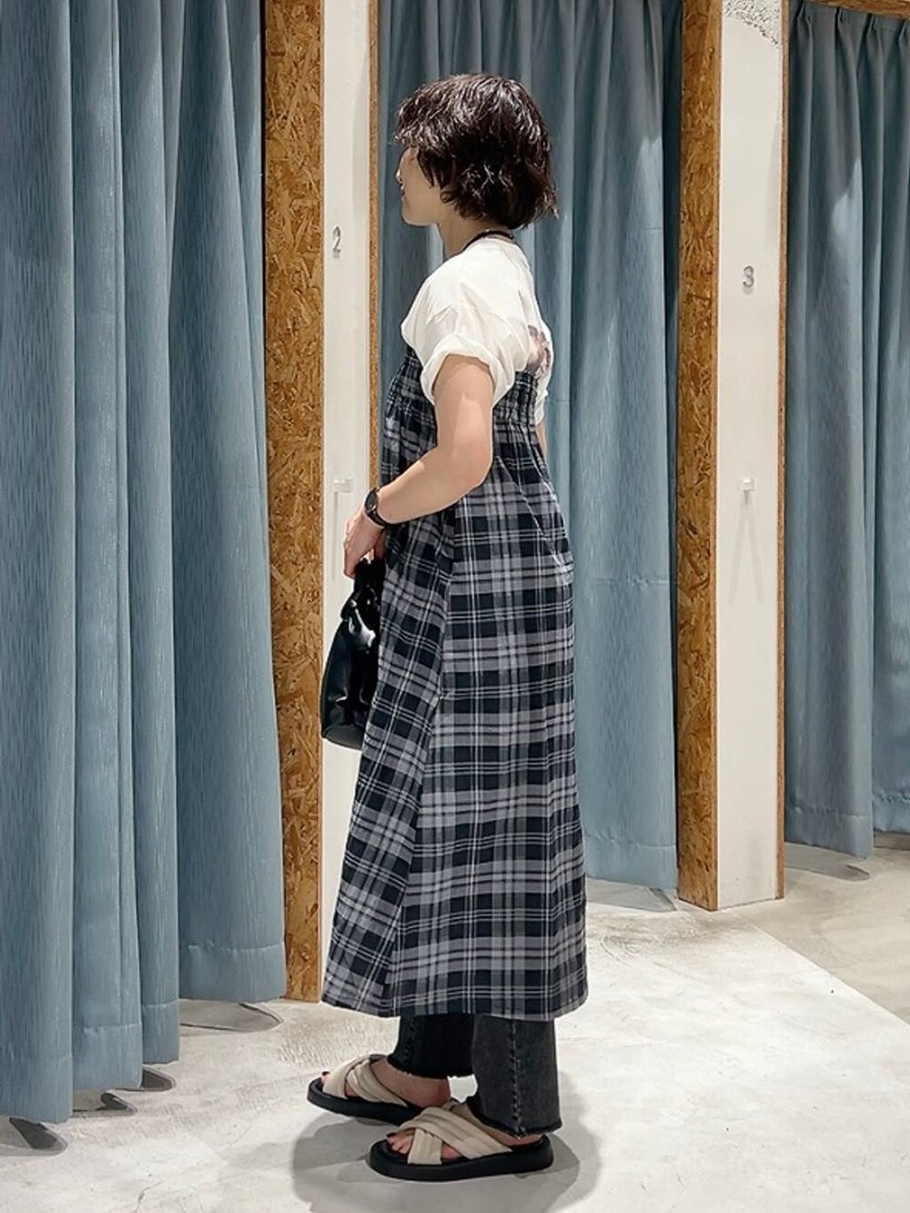 ホワイト系のTシャツ/カットソー、ホワイト系のサンダル、ブラック系のショルダーバッグを着用したレディースの夏コーディネートの7枚目の写真