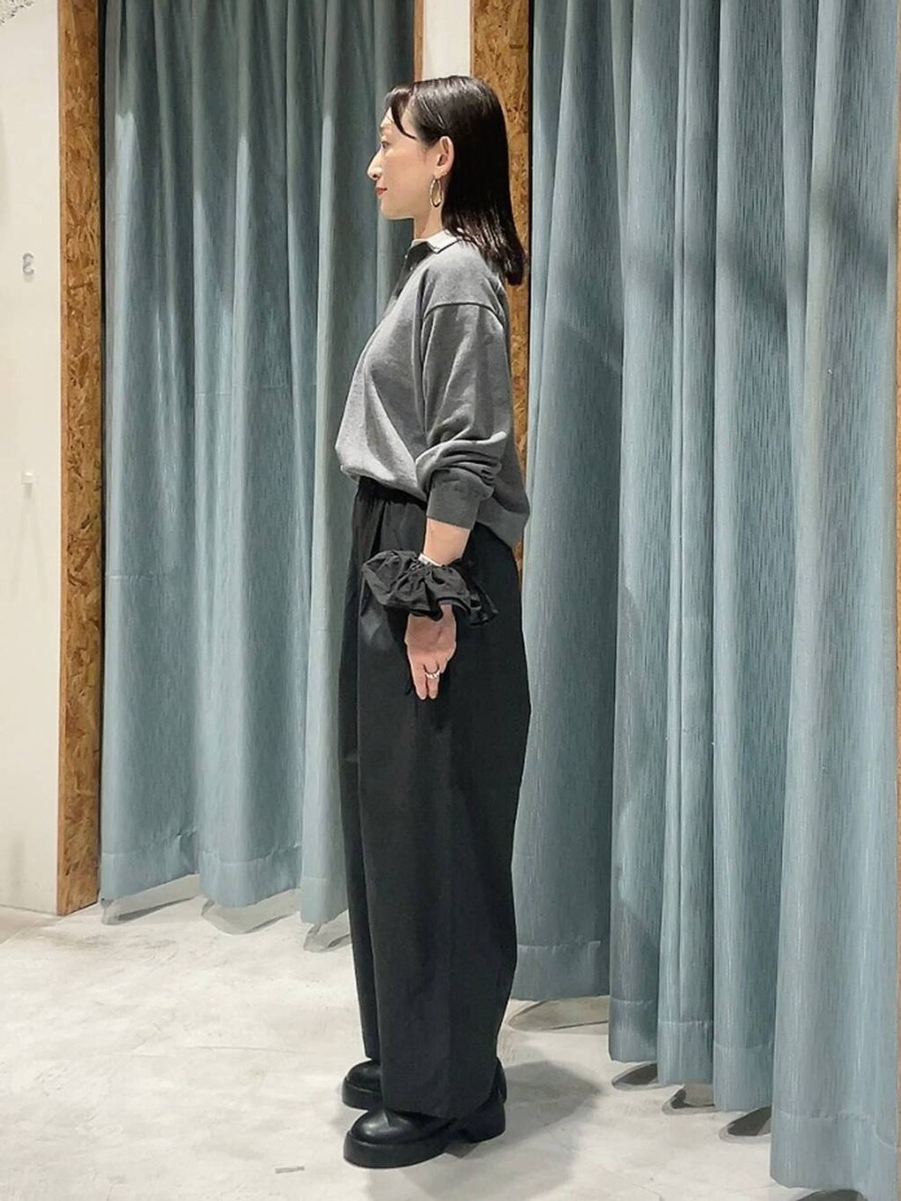 ブラック系のサンダル、グレー系のその他パンツ、グレー系のニット/セーターを着用したレディースの秋コーディネートの4枚目の写真