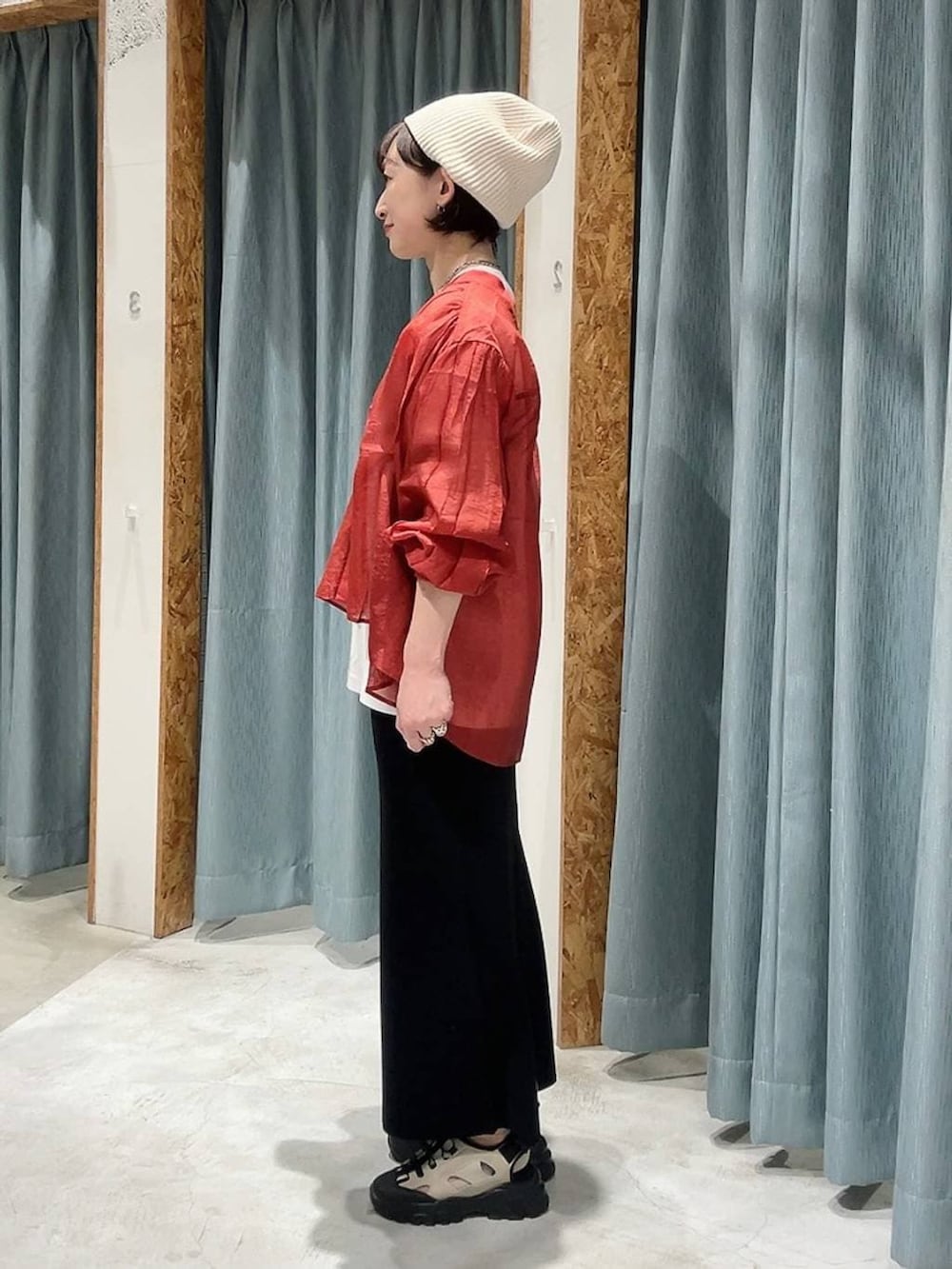 ブラック系のスカート、レッド系のシャツ/ブラウス、ホワイト系のTシャツ/カットソーを着用したレディースの春コーディネートの6枚目の写真