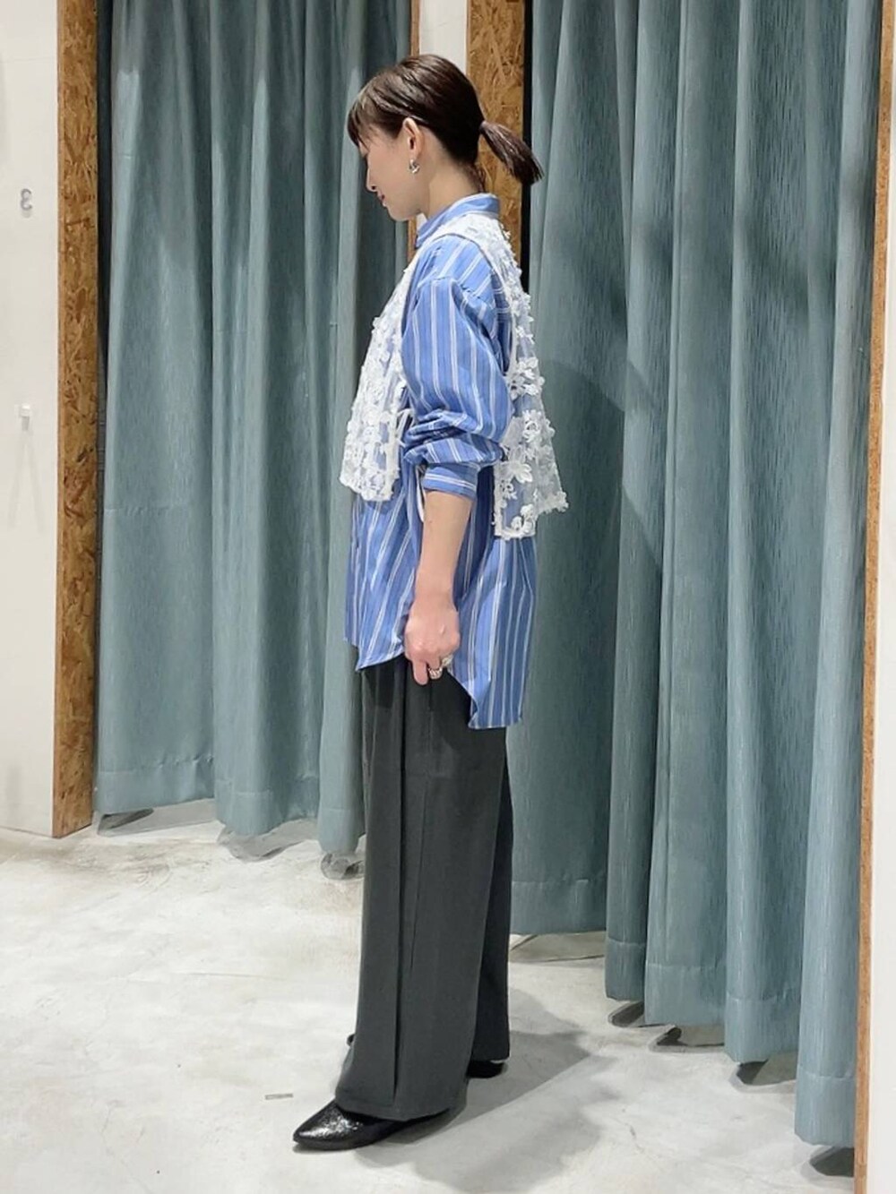 グレー系のその他パンツ、ブラック系のパンプス、ブルー系のシャツ/ブラウスを着用したレディースの冬コーディネートの5枚目の写真