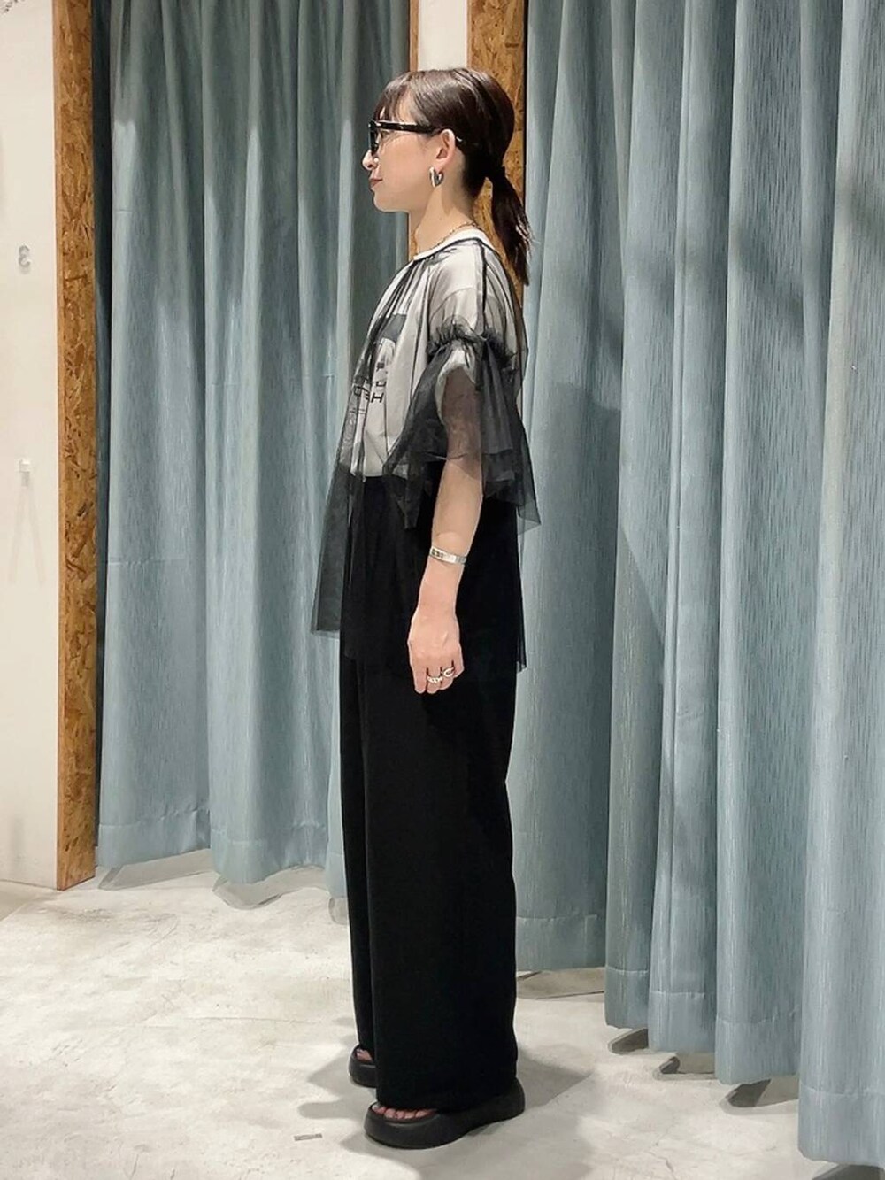 ブラック系のサンダル、ブラック系のTシャツ/カットソー、ブラック系のその他パンツを着用したレディースの夏コーディネートの4枚目の写真