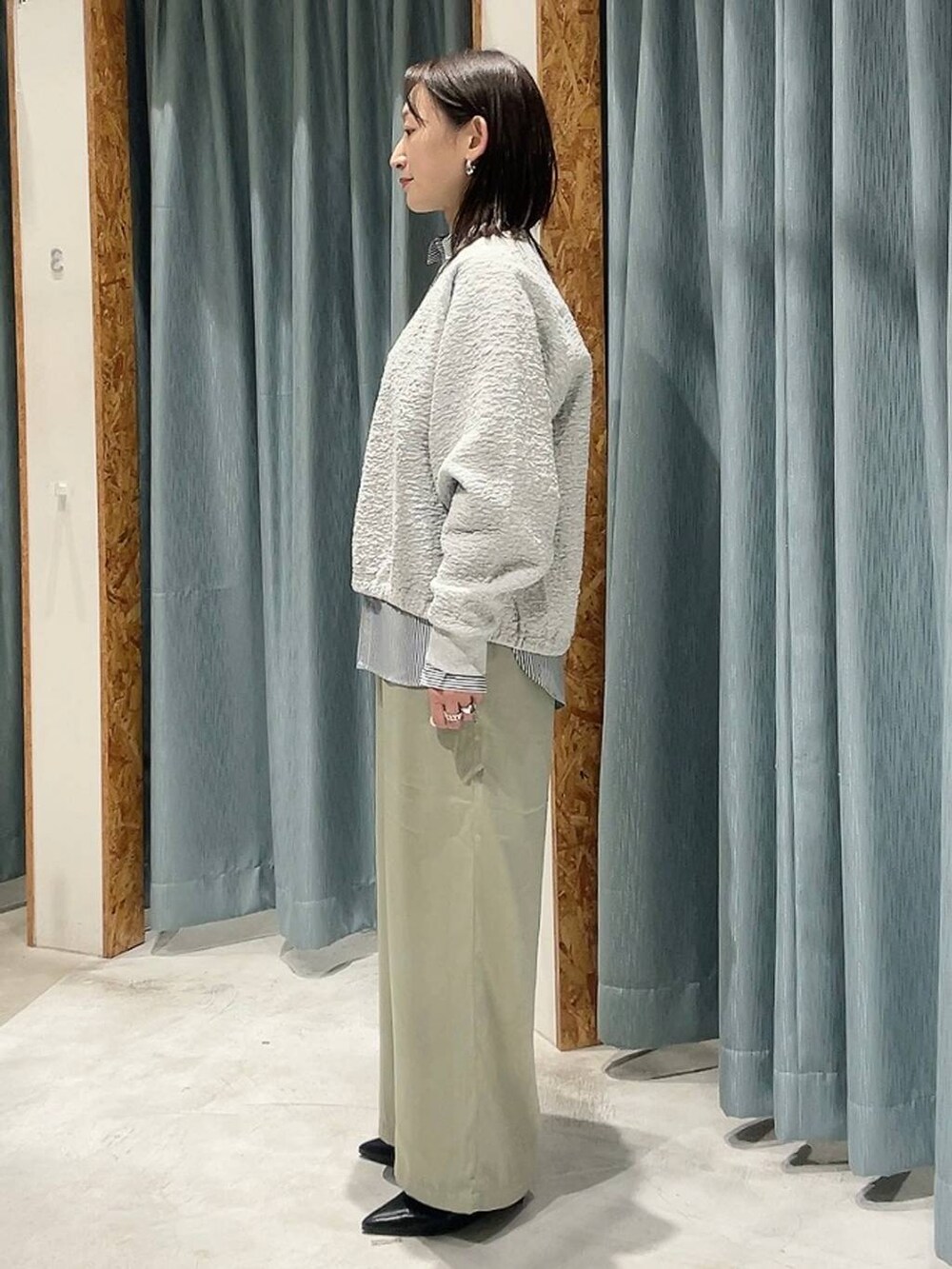 グレー系のシャツ/ブラウス、ブラック系のパンプス、グリーン系のその他パンツを着用したレディースの秋コーディネートの4枚目の写真