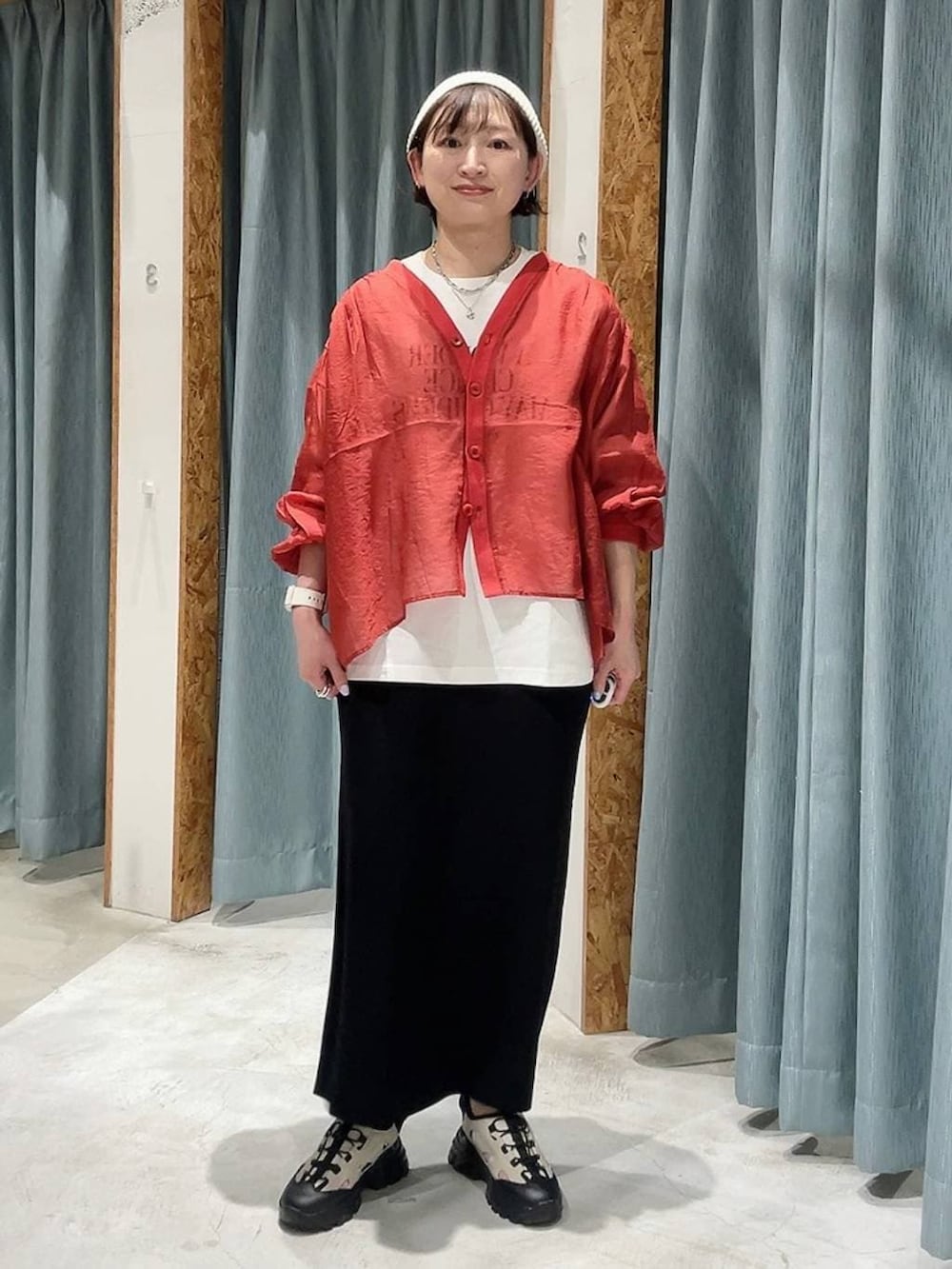 ブラック系のスカート、レッド系のシャツ/ブラウス、ホワイト系のTシャツ/カットソーを着用したレディースの春コーディネートの2枚目の写真