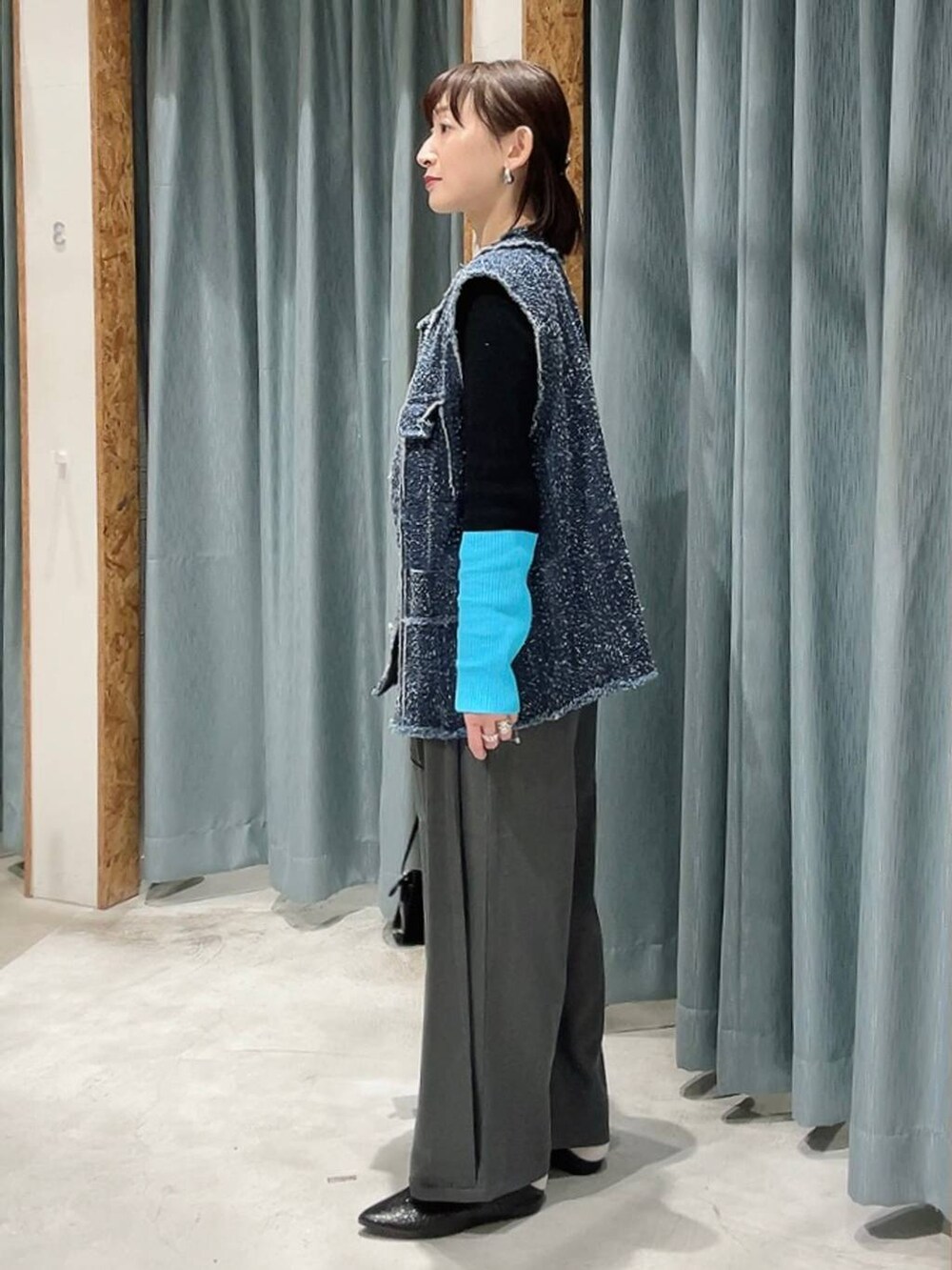 ブラック系のショルダーバッグ、グレー系のその他パンツ、ブラック系のニット/セーターを着用したレディースの冬コーディネートの5枚目の写真