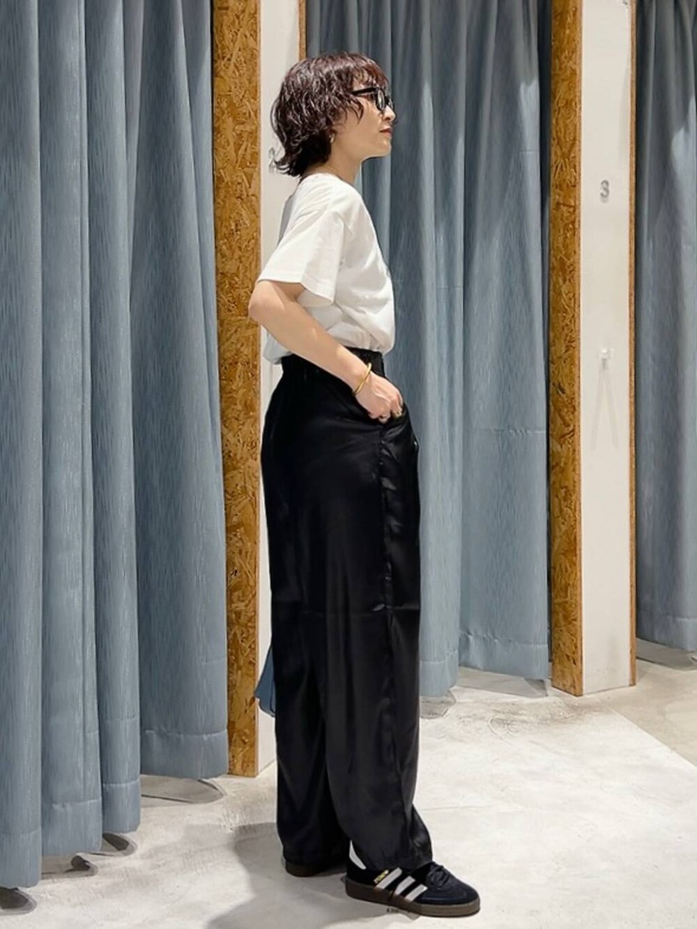 ブルー系のショルダーバッグ、ホワイト系のTシャツ/カットソー、ブラック系のスニーカーを着用したレディースの夏コーディネートの2枚目の写真