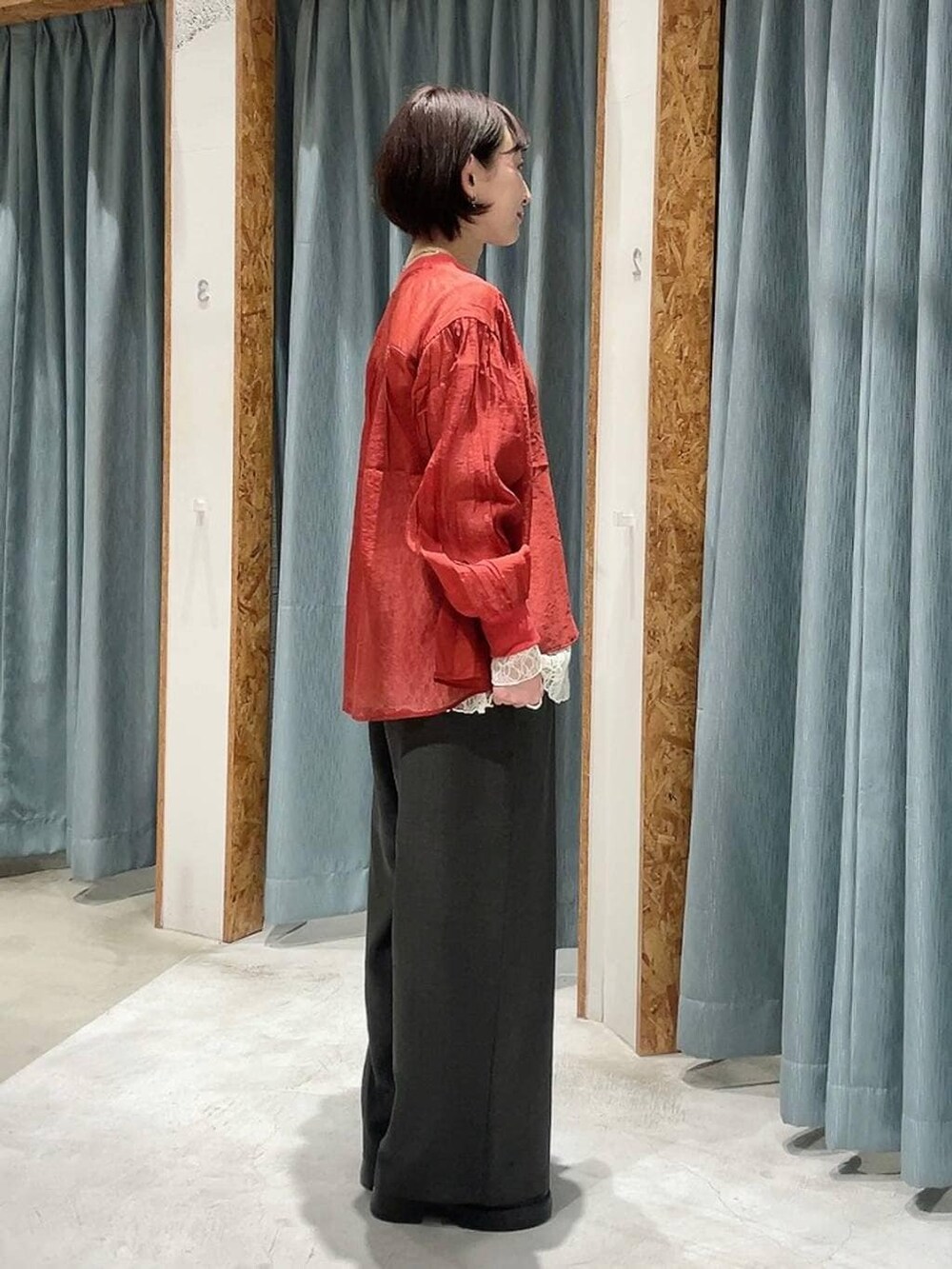 ブラック系のサンダル、ホワイト系のシャツ/ブラウス、グレー系のその他パンツを着用したレディースの春コーディネートの2枚目の写真