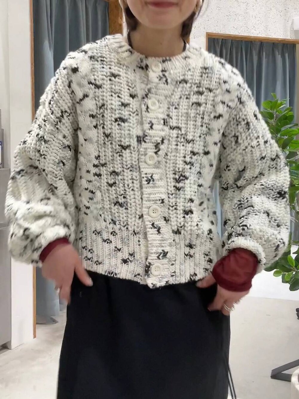 ブラック系のショルダーバッグ、ブラック系のその他パンツ、ホワイト系のニット/セーターを着用したレディースの秋コーディネートの7枚目の写真