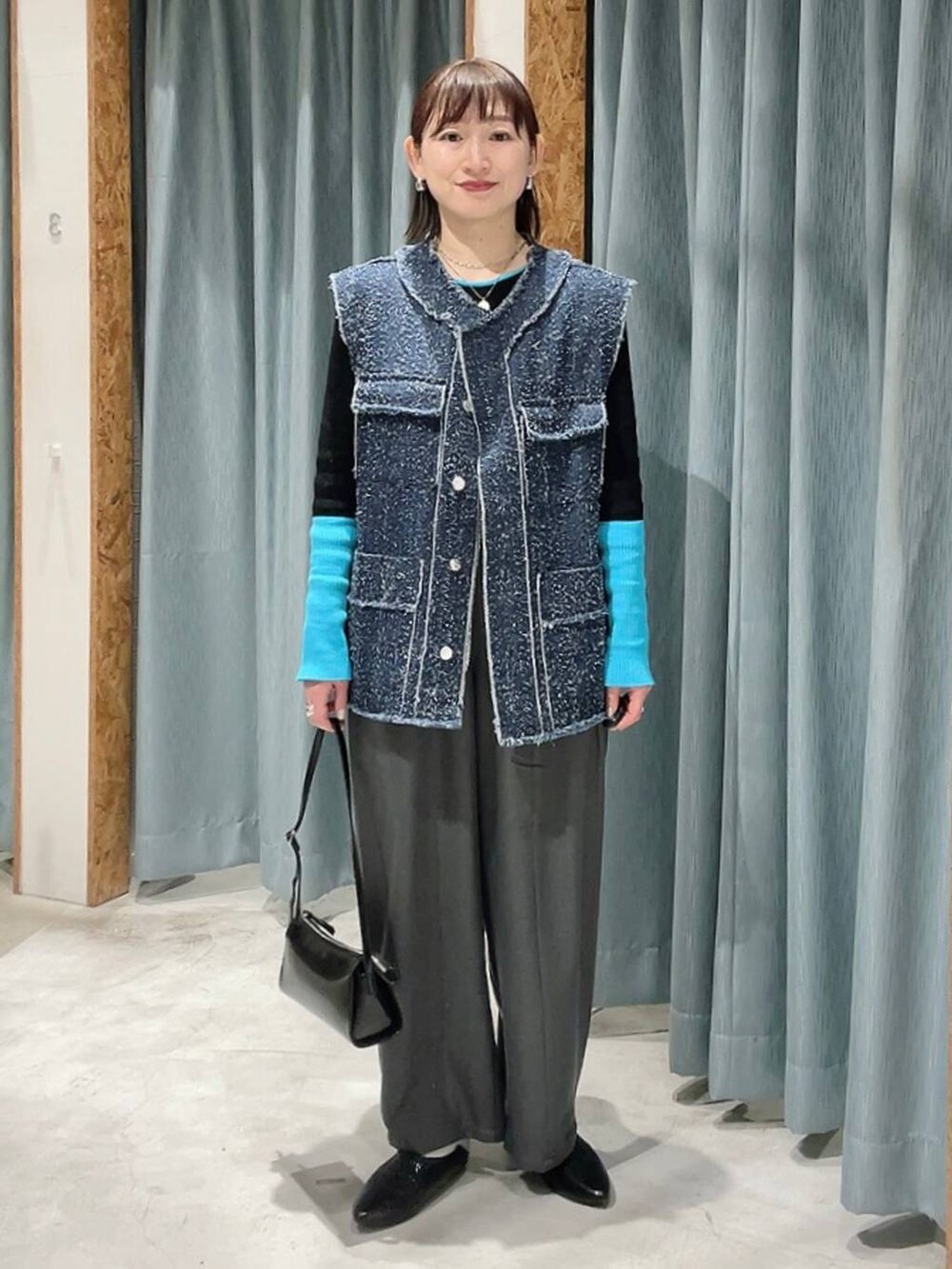 ブラック系のショルダーバッグ、グレー系のその他パンツ、ブラック系のニット/セーターを着用したレディースの冬コーディネートの6枚目の写真