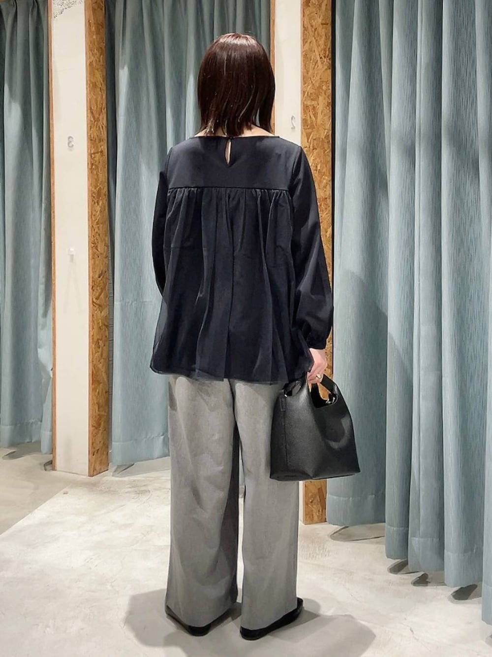 ブルー系のその他パンツ、ブラック系のショルダーバッグ、グレー系のその他パンツを着用したレディースの冬コーディネートの4枚目の写真