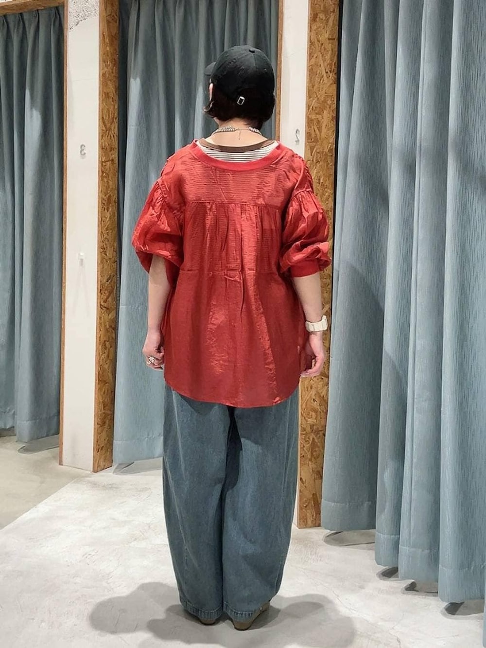 レッド系のシャツ/ブラウス、ベージュ系のパンプス、ブルー系のデニムパンツを着用したレディースの春コーディネートの4枚目の写真